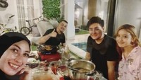 Tak perlu ke restoran, menu makan malam shabu-shabu dengan irisan daging dan aneka bakso serta sayuran yang jadi menu makan malam keluarga manis ini.  Foto: Instagram Trihapsari