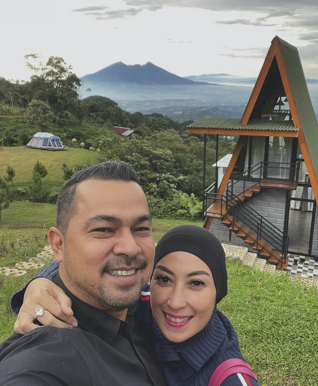Annisa Trihapsari dan Sultan Djorghi diduga berselingkuh saat mereka syuting sinetron ‘Love in Bombay’. Kala itu Annisa masih berstatus istri dari Adjie Pangestu. Keduanya bercerai pada 2002, dan lima tahun kemudian, Annisa menikah dengan Sultan. Foto: Instagram Trihapsari