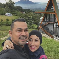 Annisa Trihapsari dan Sultan Djorghi diduga berselingkuh saat mereka syuting sinetron ‘Love in Bombay’. Kala itu Annisa masih berstatus istri dari Adjie Pangestu. Keduanya bercerai pada 2002, dan lima tahun kemudian, Annisa menikah dengan Sultan. Foto: Instagram Trihapsari