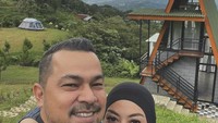 Selalu tampil rukun dan romantis, pernikahan Annisa Trihapsari dan Sultan Djorghi kembali dikaruniai anak ke-4. Annisa mengumumkan kehamilannya di usianya yang sudah menginjak 45 tahun. Foto: Instagram Trihapsari