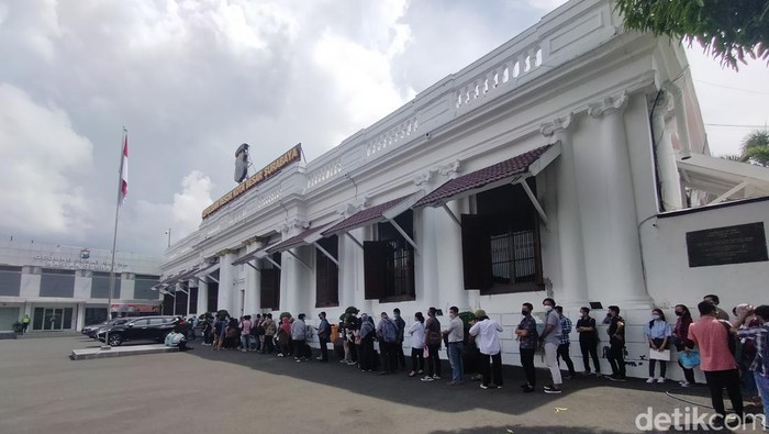 Antrean SKCK Polrestabes Surabaya