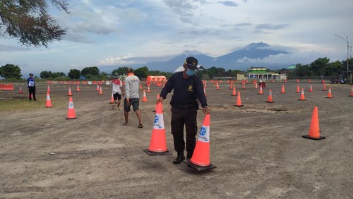 Pemasangan water barrier dan traffic cone oleh petugas di areal parkir kargo Gilimanuk, Kelurahan Gilimanuk, Kecamatan Melaya, Kabupaten  Jembrana, Senin (18/4/2022).