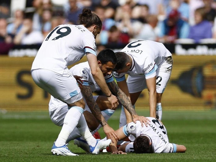 Soccer Football - Premier League - West Ham United v Burnley - London Stadium, London, Britain - April 17, 2022  Burnley's Matthew Lowton, Dwight McNeil and Jay Rodriguez react after Burnley's Ashley Westwood sustains an injury Action Images via Reuters/Andrew Boyers EDITORIAL USE ONLY. No use with unauthorized audio, video, data, fixture lists, club/league logos or 'live' services. Online in-match use limited to 75 images, no video emulation. No use in betting, games or single club /league/player publications.  Please contact your account representative for further details.