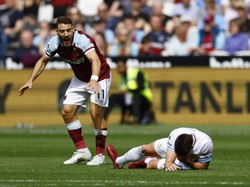 Duel kali ini diwarnai insiden tabrakan Ashley Westwood dengan pemain West Ham United, Nikola Vlasic, pada menit ke-22. (Foto: Action Images via Reuters/ANDREW BOYERS)
