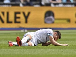 Pergelangan kaki kanan Ashley Westwood mengalami dislokasi akibat tabrakan tersebut. (Foto: REUTERS/TONY OBRIEN)