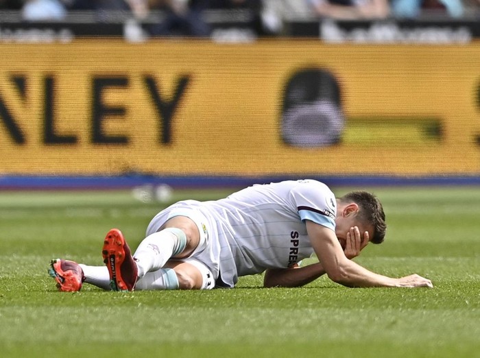 Soccer Football - Premier League - West Ham United v Burnley - London Stadium, London, Britain - April 17, 2022 Burnley's Ashley Westwood reacts after sustaining an injury REUTERS/Tony Obrien EDITORIAL USE ONLY. No use with unauthorized audio, video, data, fixture lists, club/league logos or 'live' services. Online in-match use limited to 75 images, no video emulation. No use in betting, games or single club /league/player publications.  Please contact your account representative for further details.