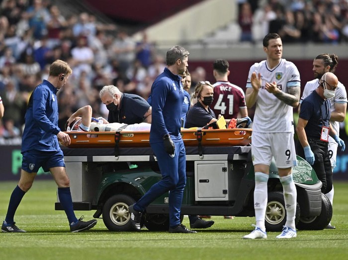 Soccer Football - Premier League - West Ham United v Burnley - London Stadium, London, Britain - April 17, 2022 Burnley's Ashley Westwood is taken off by medical staff  after sustaining an injury REUTERS/Tony Obrien EDITORIAL USE ONLY. No use with unauthorized audio, video, data, fixture lists, club/league logos or 'live' services. Online in-match use limited to 75 images, no video emulation. No use in betting, games or single club /league/player publications.  Please contact your account representative for further details.