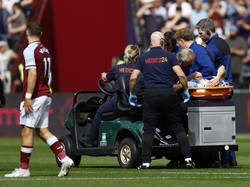 Petugas medis membawa Ashley Westwood keluar lapangan dengan diiringi tepuk tangan seluruh penonton. (Foto: Action Images via Reuters/ANDREW BOYERS)