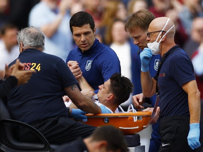 Soccer Football - Premier League - West Ham United v Burnley - London Stadium, London, Britain - April 17, 2022 Burnley's Ashley Westwood holds the hand of interim manager Mike Jackson as he is stretchered off after sustaining an injury Action Images via Reuters/Andrew Boyers EDITORIAL USE ONLY. No use with unauthorized audio, video, data, fixture lists, club/league logos or 'live' services. Online in-match use limited to 75 images, no video emulation. No use in betting, games or single club /league/player publications.  Please contact your account representative for further details.