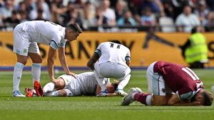 Tabrakan Horor Berujung Air Mata di Laga West Ham Vs Burnley