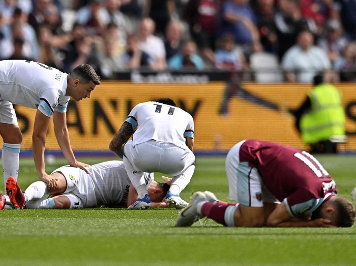 Soccer Football - Premier League - West Ham United v Burnley - London Stadium, London, Britain - April 17, 2022 Burnley's Ashley Westwood sustains an injury Action Images via Reuters/Tony Obrien EDITORIAL USE ONLY. No use with unauthorized audio, video, data, fixture lists, club/league logos or 'live' services. Online in-match use limited to 75 images, no video emulation. No use in betting, games or single club /league/player publications.  Please contact your account representative for further details.