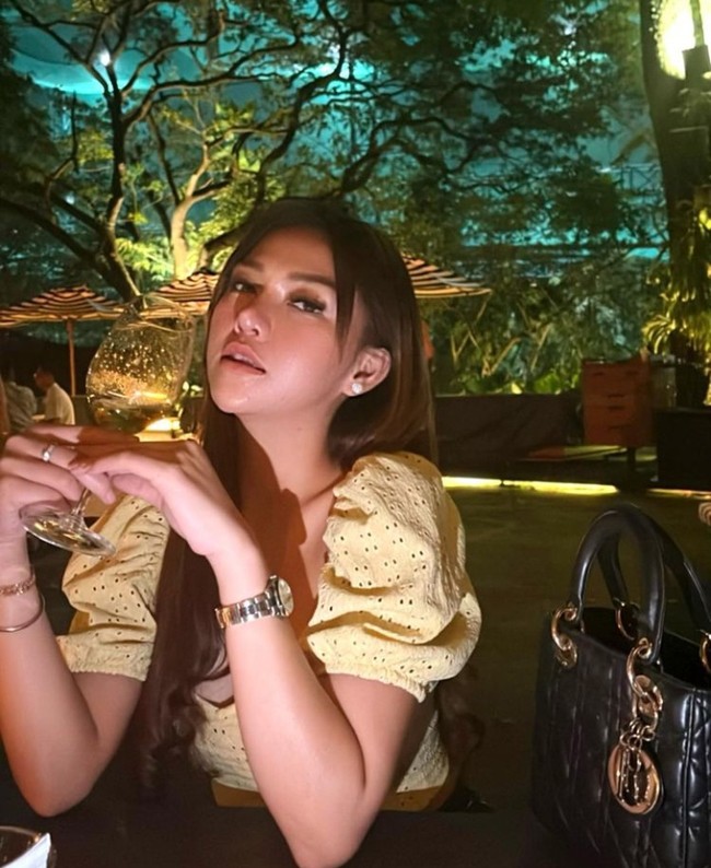 Inilah aspri ke-42 sekaligus yang paling baru bergabung dalam deretan aspri Hotman Paris. Dia adalah Intan Permata, wanita cantik yang pernah menyabet gelar sebagai Putri Tenun Songket Indonesia 2019. Foto: Instagram/intanprmtaa.s