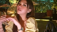 Saat malam tiba, duduk di bar jadi gayanya untuk bersantai. Memegang segelas minuman, Intan tampak begitu stylish. Foto: Instagram/intanprmtaa.s