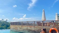 Menikmati segelas jus di pagi hari juga dilakukan dengan sepaket floating breakfast. Terlihat juga ada telur sunny side up yang siap disantap oleh Intan di atas piring. Foto: Instagram/intanprmtaa.s