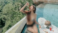 Mencari kekenyangan dan kesegaran, floating breakfast jadi kegemarannya. Duduk di pinggir pantai sambil memasukkan bacon ke dalam mulut jadi gaya sarapan Intan yang mewah. Foto: Instagram/intanprmtaa.s