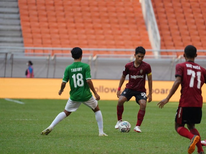 skuad Bali United Youth U-18 saat laga melawan Indonesia All Strars U-20 di JIS, Jakarta