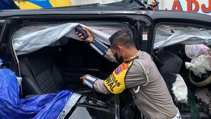 bangkai mobil rombongan grup debu kecelakaan di polresta probolinggo