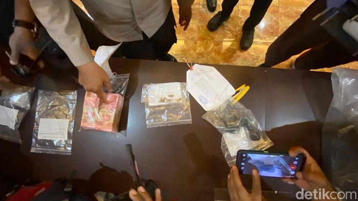 Barang bukti kasus penembakan petugas Dishub Makassar.