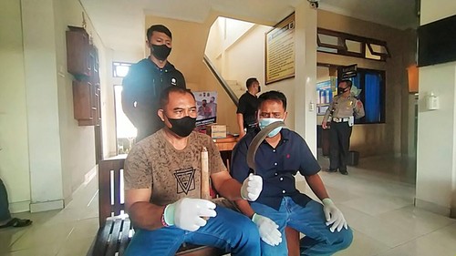 Kapolsek Mendoyo I Putu Suarmadi menunjukkan barang bukti berupa sabit yang digunakan pelaku pembacokan di Desa Delodberawah, Kecamatan Mendoyo, Jembrana, Bali, Senin (18/4/2022)