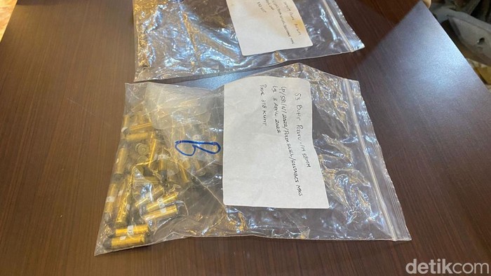 Barang bukti penembakan maut petugas Dishub Makassar.
