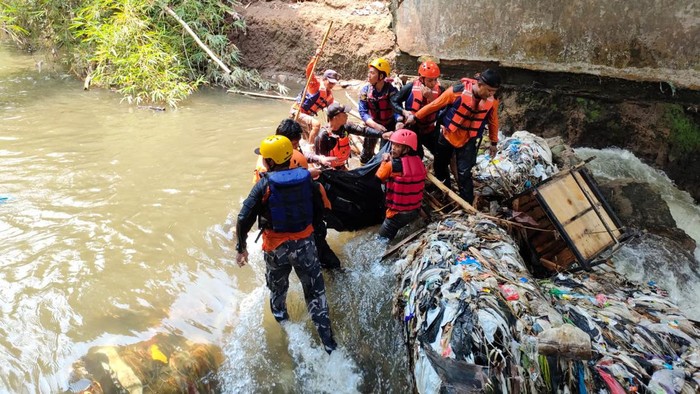 Basarnas Yogyakarta evakuasi jasad bocah tenggelam di Dam Mrican, Senin (18/4/2022).