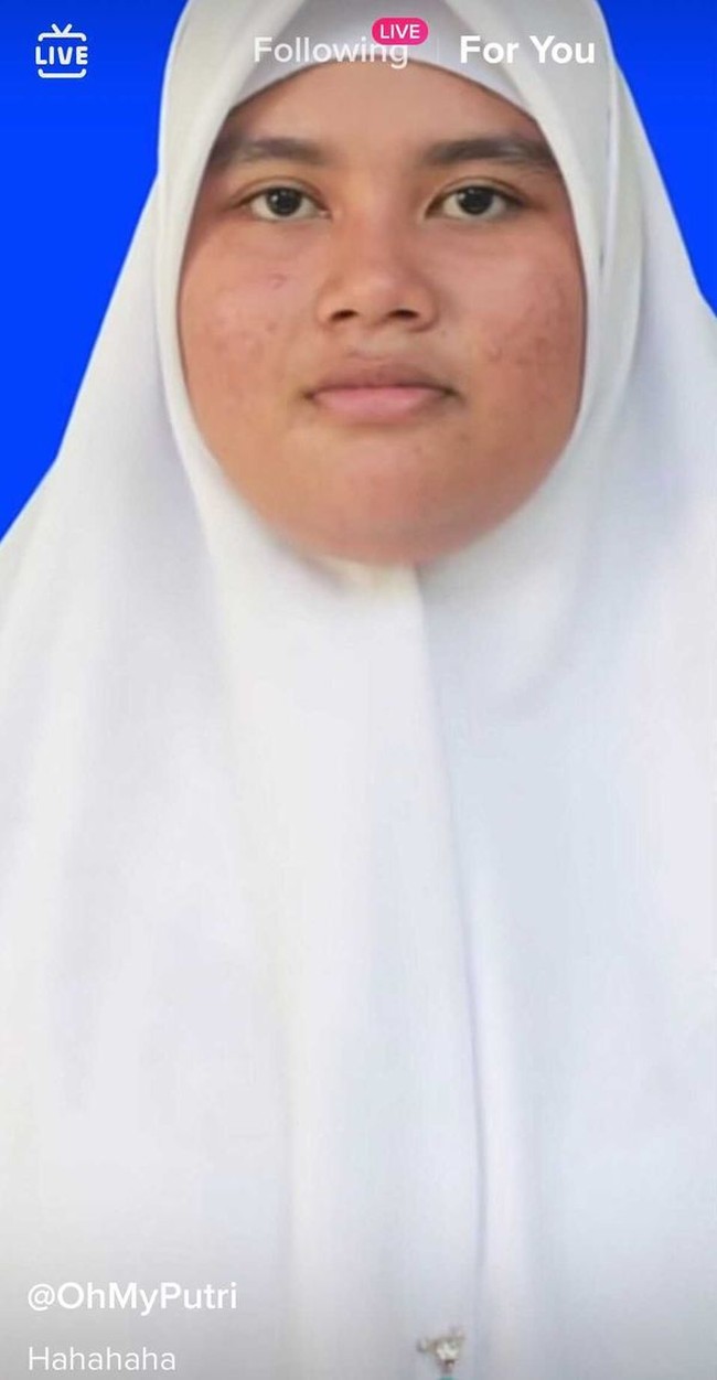 Penampilannya berubah drastis bikin kaget karena seperti orang yang berbeda setelah sukses diet menurunkan berat badan 19 kg. Video transformasi tersebut dibagikan oleh akun TikTok @ohmyputri20. Dalam video yang berdurasi 10 detik itu ia mengunggah penampilannya saat masih duduk di bangku sekolah dan sekarang sudah glow up. Hahahaha, tulis akun TikTok @ohmyputri20 dalam unggahannya yang viral. Foto: Dok. TikTok @ohmyputri20.