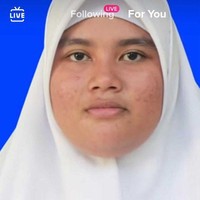 Penampilannya berubah drastis bikin kaget karena seperti orang yang berbeda setelah sukses diet menurunkan berat badan 19 kg. Video transformasi tersebut dibagikan oleh akun TikTok @ohmyputri20. Dalam video yang berdurasi 10 detik itu ia mengunggah penampilannya saat masih duduk di bangku sekolah dan sekarang sudah glow up. Hahahaha, tulis akun TikTok @ohmyputri20 dalam unggahannya yang viral. Foto: Dok. TikTok @ohmyputri20.