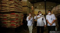 Direktur Utama Perum Bulog, Budi Waseso meninjau penyaluran perdana 100 ton kedelai dengan harga rendah yang akan didistribusikan ke perajin di wilayah Jawa Barat, di Gudang FKS Multi Agro Bekasi, Jawa Barat, Senin (18/4/2022).