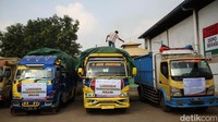 Sejumlah truk bersiap untuk mendistribusikan ratusan ton kedelai yang akan disalurkan ke para perajin di wilayah Jawa Barat.