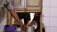Pada masa keemasannya, Baghdad ramai oleh para cendekiawan dari berbagai penjuru Timur Tengah yang menuntut ilmu di kota itu. Para  cendekiawan banyak yang mengajarkan ilmu sosial, filosofi, teknologi, dan agama melalui kisah dongeng maupun sastra.