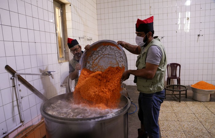 Dapur Umum Ramadan di Negeri 1001 Malam A man receives free food distributed to the needy during the fasting month of Ramadan at the Abdul-Qadir al-Gailani mosque in Baghdad, Iraq, April 17, 2022. REUTERS/Ahmed Saad