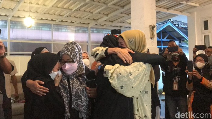 Desy Ratnasari saat tiba di rumah duka.