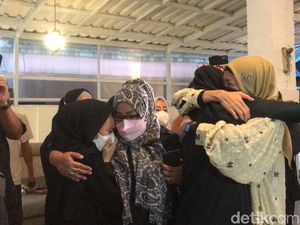 Air Mata Desy Ratnasari Tumpah Saat Melihat Jenazah Ibunda