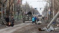 Sejumlah pasukan pro-Rusia berjaga dan melakukan patroli di kota Mariupol, Ukraina, usai Rusia memberikan waktu kepada pasukan Ukraina dan tentara bayaran asing di kota pelabuhan Mariupol untuk meletakkan senjata mereka mulai Minggu (17/4) pukul 6 pagi waktu Moskow (0300 GMT).