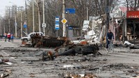 Andriushchenko mengatakan pasukan Rusia mengumumkan kota itu akan ditutup untuk masuk atau keluar untuk semua orang mulai Senin, tetapi juga akan ada larangan bergerak di sekitar distrik selama seminggu.