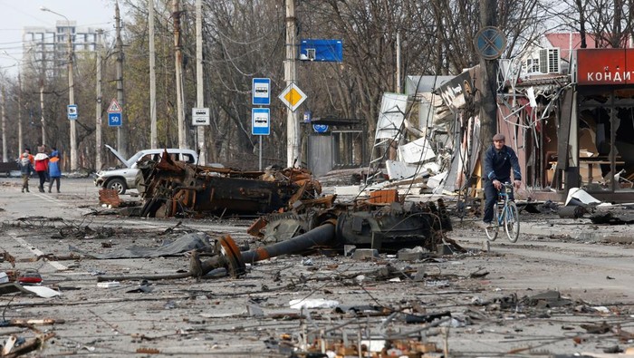 Kota Mariupol, Ukraina, dijaga oleh sejumlah pasukan pro-Rusia. Belum lama ini, Rusia pun dilaporkan akan menutup jalur masuk dan keluar kota yang terkepung itu
