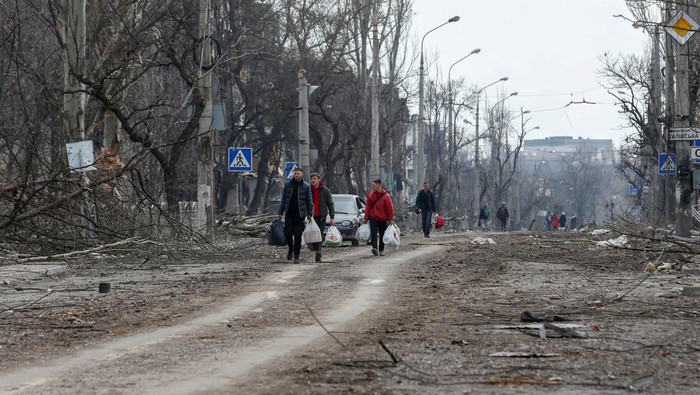 Kota Mariupol, Ukraina, dijaga oleh sejumlah pasukan pro-Rusia. Belum lama ini, Rusia pun dilaporkan akan menutup jalur masuk dan keluar kota yang terkepung itu