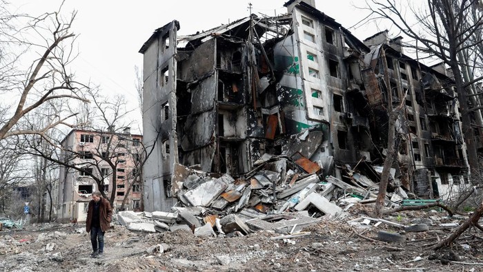 Kota Mariupol, Ukraina, dijaga oleh sejumlah pasukan pro-Rusia. Belum lama ini, Rusia pun dilaporkan akan menutup jalur masuk dan keluar kota yang terkepung itu