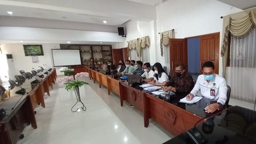 Pihak Agen penyalur tenaga kerja bersama kuasa hukumnya mendatangi Kantor DPRD Jembrana, Senin (18/4/2022)