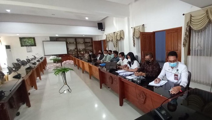 Pihak Agen penyalur tenaga kerja bersama kuasa hukumnya mendatangi Kantor DPRD Jembrana, Senin (18/4/2022)