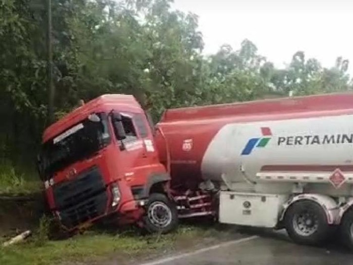 Dua kecelakaan di jalur nasional Blora-Cepu bikin macet, Senin (18/4/2022) sore.