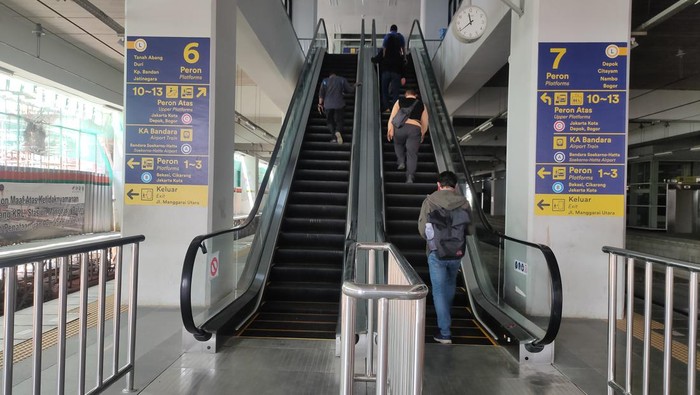 Eskalator di Stasiun Manggarai sempat diperbaiki, kini kembali mati. Senin (18/4/2022).