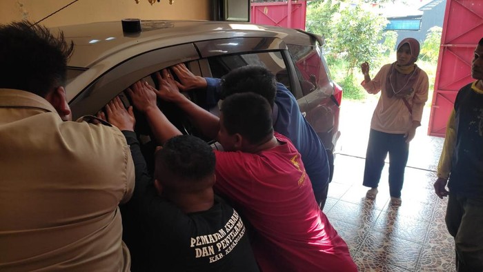 Tim Damkar Karanganyar mengevakuasi bocah 2 tahun yang terkunci di dalam mobil.