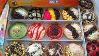 Dihias dengan kreatif, Martabak Mini Ririe Sunter terlihat cantik. Tidak hanya satuan, di sini juga ada paket martabak mini satu box yang disusun dengan cantik. Foto: Istimewa