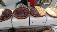 Martabak Mini Laris Manis yang dijual secara gerobakan ini jadi favorit warga Matraman. Harganya yang murah dan toppingnya melimpah membuat banyak warga yang bisa langsung berkumpul saat gerobak pedagangnya lewat. Foto: Istimewa