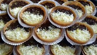 Martabak Amin menjajakan martabak manis mini dengan harga mulai dari Rp 5 ribu. Martabak mini yang berada di Jalan Pondok Kacang ini selalu habis diburu masyarakat sekitar. Foto: Istimewa