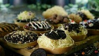 Di Jalan Poncol Raya ada pedagang martabak mini bernama Martabak Mini Cihuy yang diantre oleh pelanggannya. Harganya yang hanya dibanderol mulai Rp 5 ribu bikin warga sekitar ketagihan! Foto: Istimewa