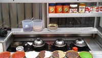 Di Jalan Teratai Putih 1, Duren Sawit, Jakarta Timur, ada pedagang martabak mini Rp 5 ribuan yang tersohor oleh masyarakat sekitar. Toppingnya bisa dipilih mulai dari 1 jenis, 2 jenis, atau lebih dari 5 jenis. Foto: Istimewa