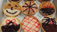 Menyediakan berbagai jajanan dengan ukuran serba mini di sini ada martabak hingga pizza mini. Dibuat secara homemade, martabak mini di Gang Gondangdia Baru, Jaticempaka, Bekasi dipatok mulai Rp 5 ribuan. Foto: Istimewa