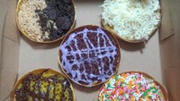Diantre banyak anak-anak, martabak mini di Jalan Pondok Betung, Pondok Aren, Tangerang Selatan ini jadi buruan jajanan malam. Harganya yang mulai Rp 5 ribuan, seringkali diserbu warga sekitar. Foto: Istimewa